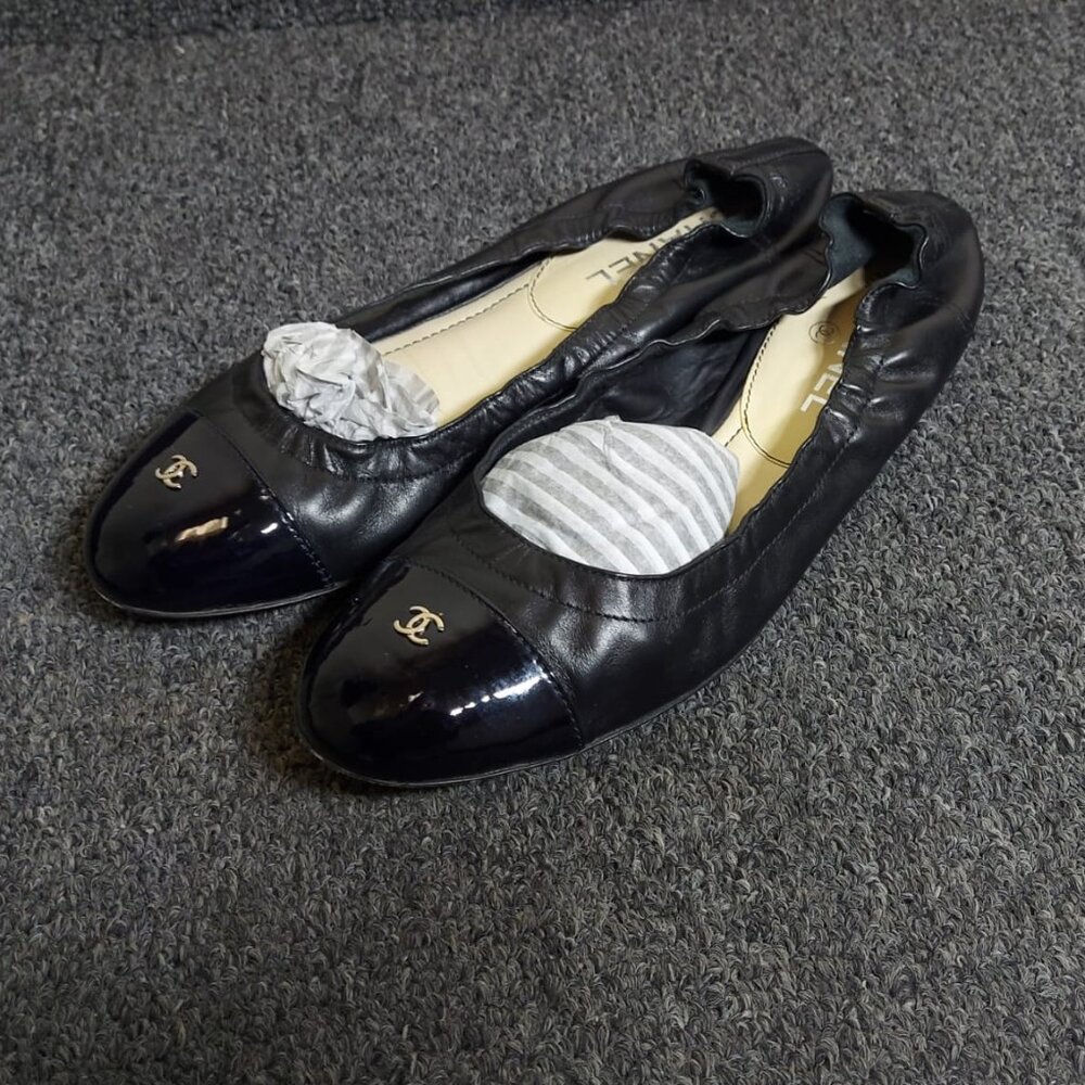 Chanel Gold CC Logo Toe Black Leather Ballet Flats Size 39 with Dust Bag